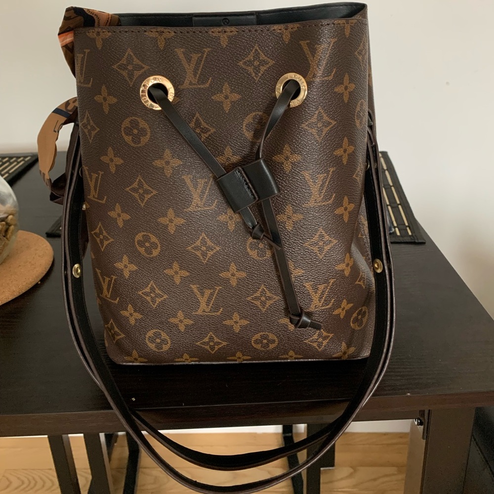 Very beautiful bucket crossbody/shoulder bag